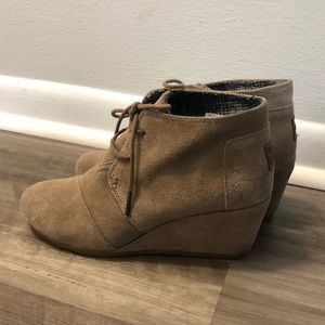 TOMS wedge tan ankle boots W8.5